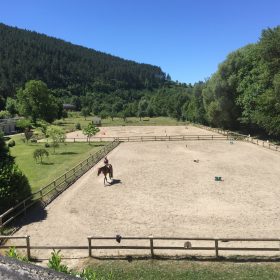 Centre équestre en Lozère avec installations complètes pour stages d’équitation
